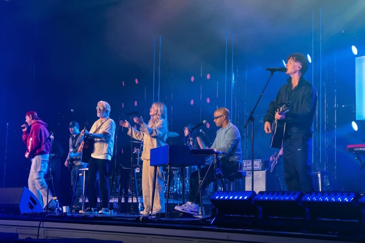 Evento de música cristã reúne grandes nomes do gospel em momento especial de adoração