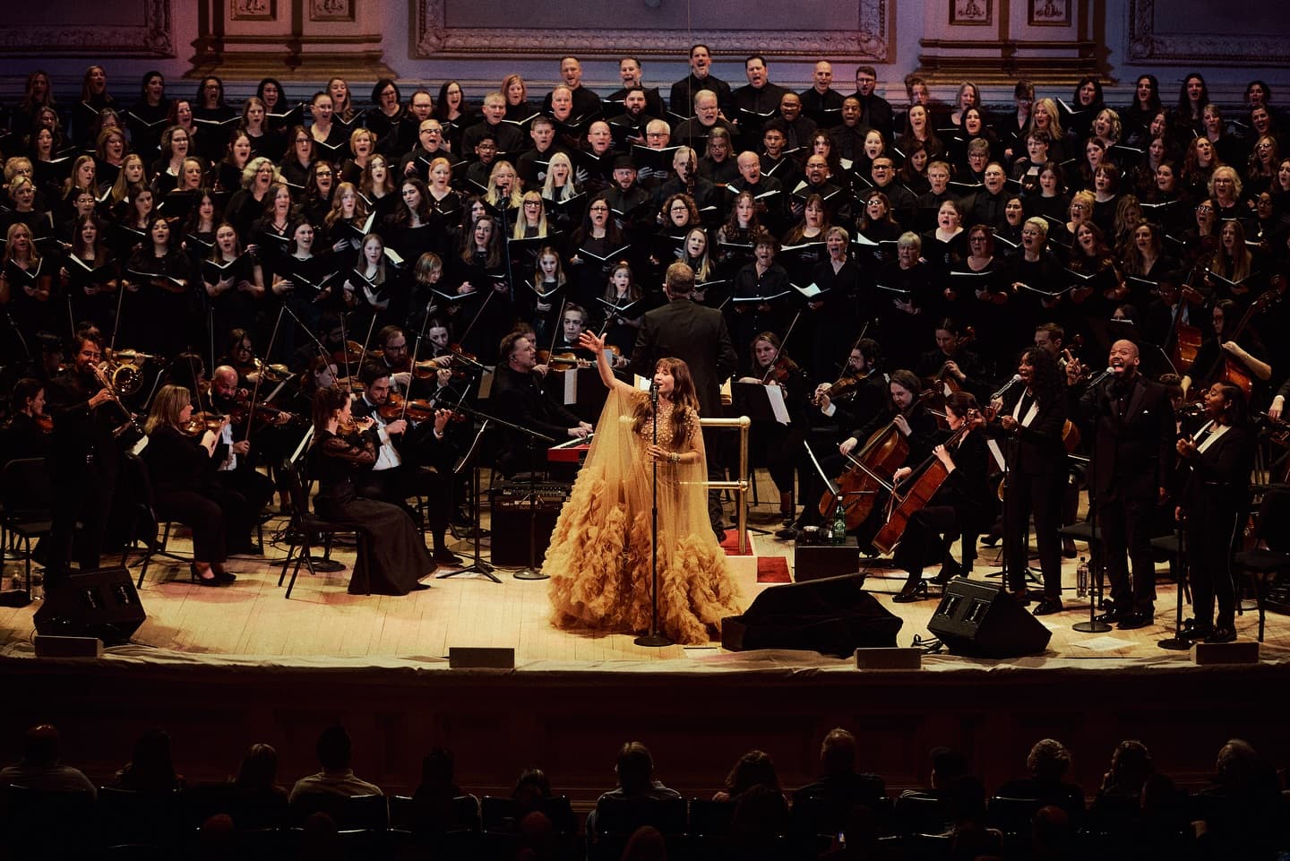 Lauren Daigle realiza concerto histórico em Nova York com coral de 250 vozes
