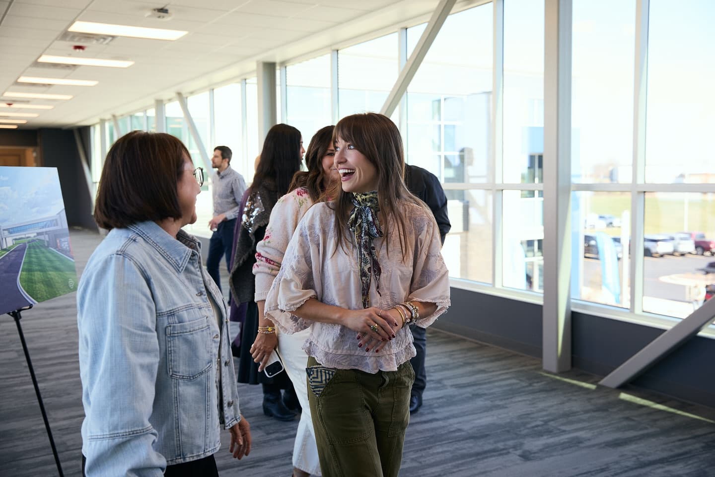 Lauren Daigle une música e serviço ao próximo em visita a projeto missionário
