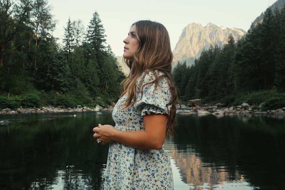 Leanna Crawford lança “Borrow Mine” e emociona fãs com nova canção de fé e esperança