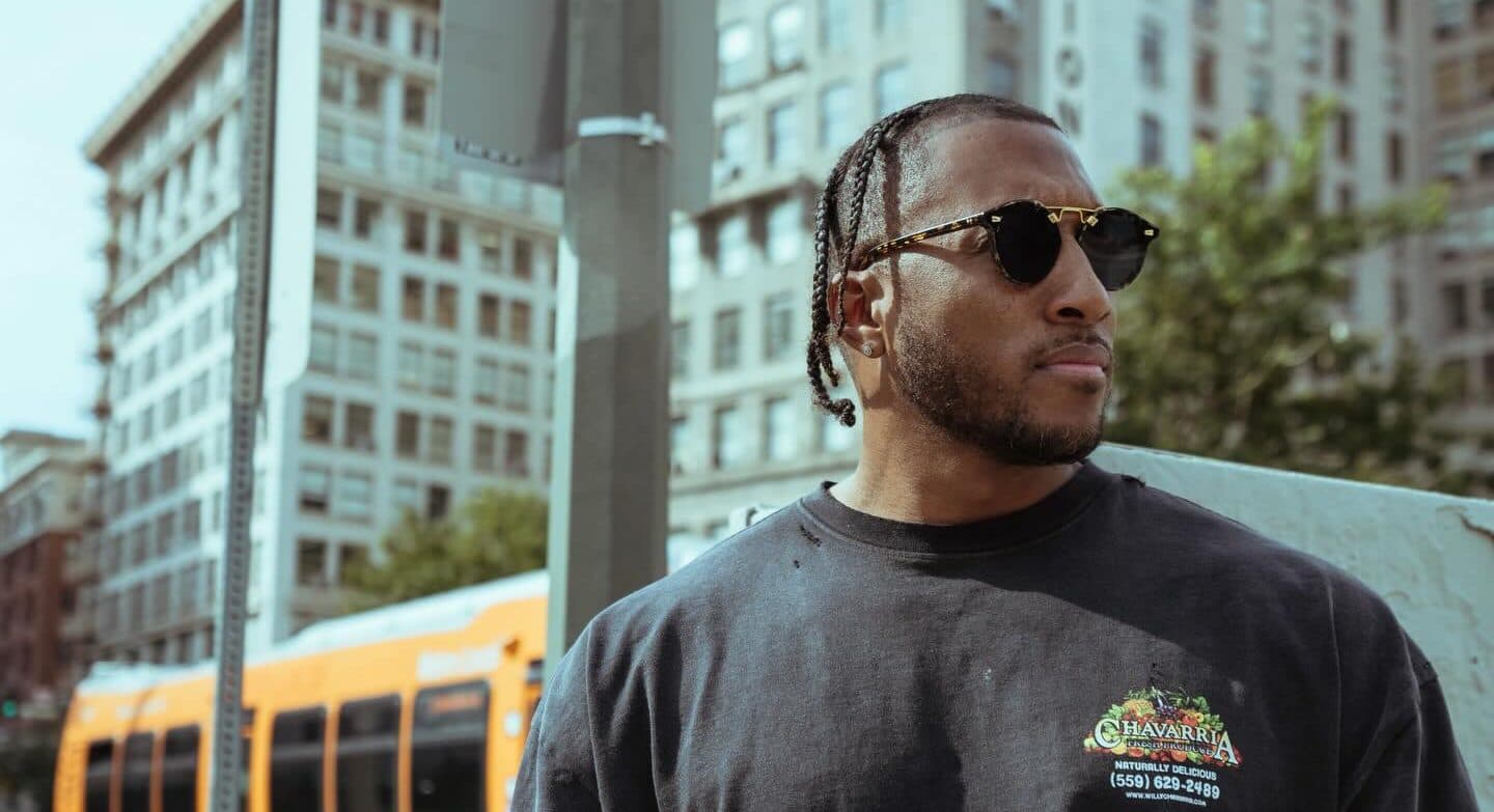 Lecrae celebra batismo da filha e compartilha reflexão emocionante sobre paternidade e fé