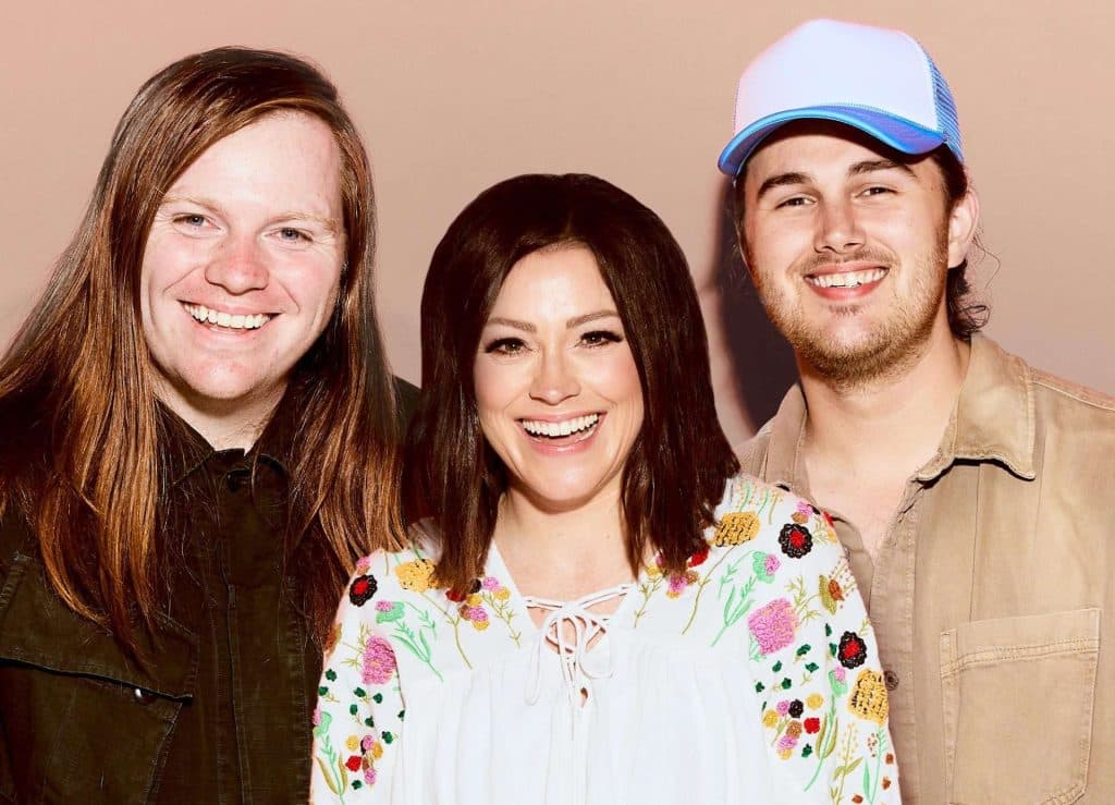 Leeland & Kari Jobe Lançam Nova Versão de “You’re Not Done”