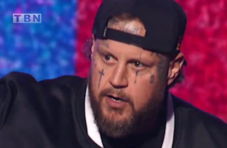 Jelly Roll emociona no GMA Dove Awards 2025 ao citar o Evangelho: “Eles já ouviram falar de Jesus — agora mostre a eles quem Ele é”