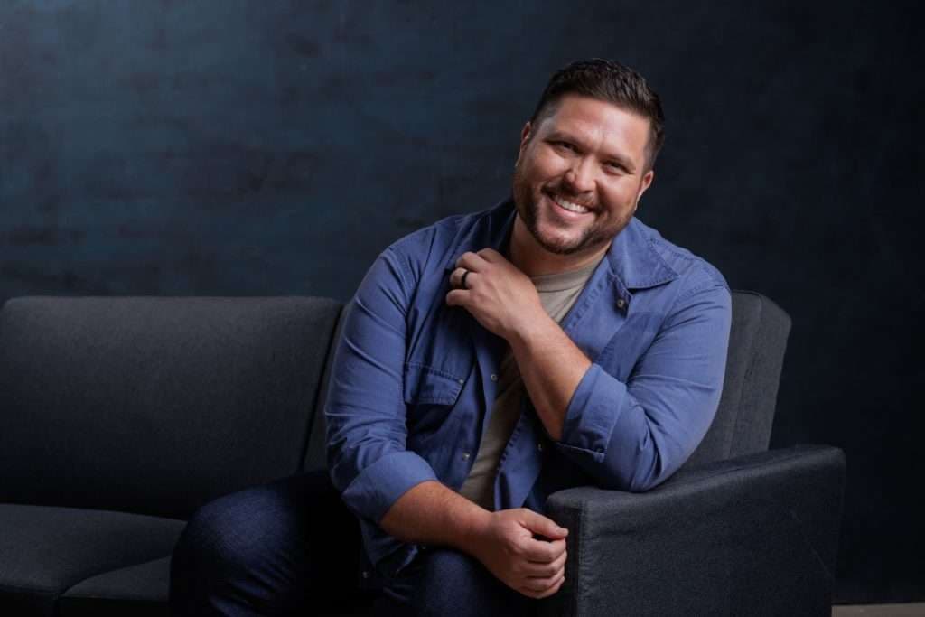 Micah Tyler lança uma nova versão de "People Like Us" Com a participação da novata Emerson Day