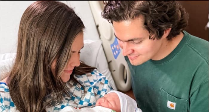 Cantora Hannah Kerr anuncia nascimento do primeiro filho, Owen Shepherd Earley