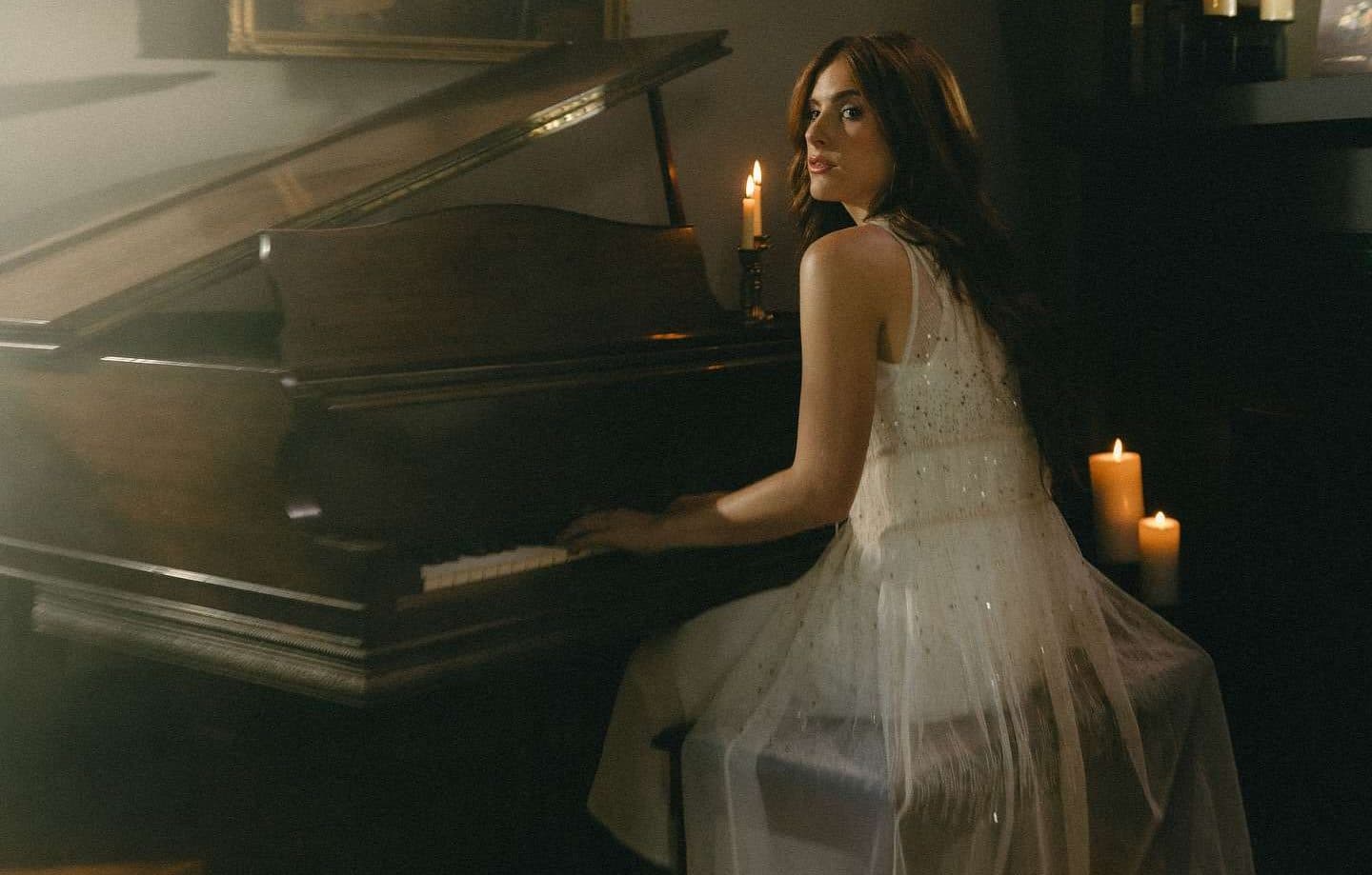 Riley Clemmons Lança Vídeo de Performance Ao Vivo de "Jesus Cries"