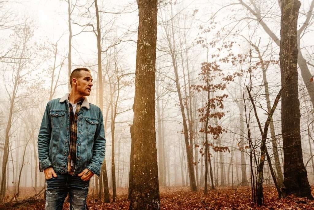 Ryan Stevenson Lança Nova Faixa "Tell Me How" em Meio a Tempos de Provação
