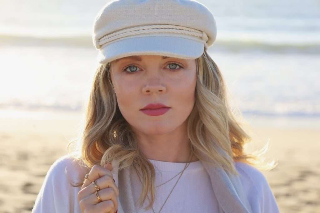 Sarah Reeves estreia no cinema e compõe trilha sonora inspiradora para "God’s Here"