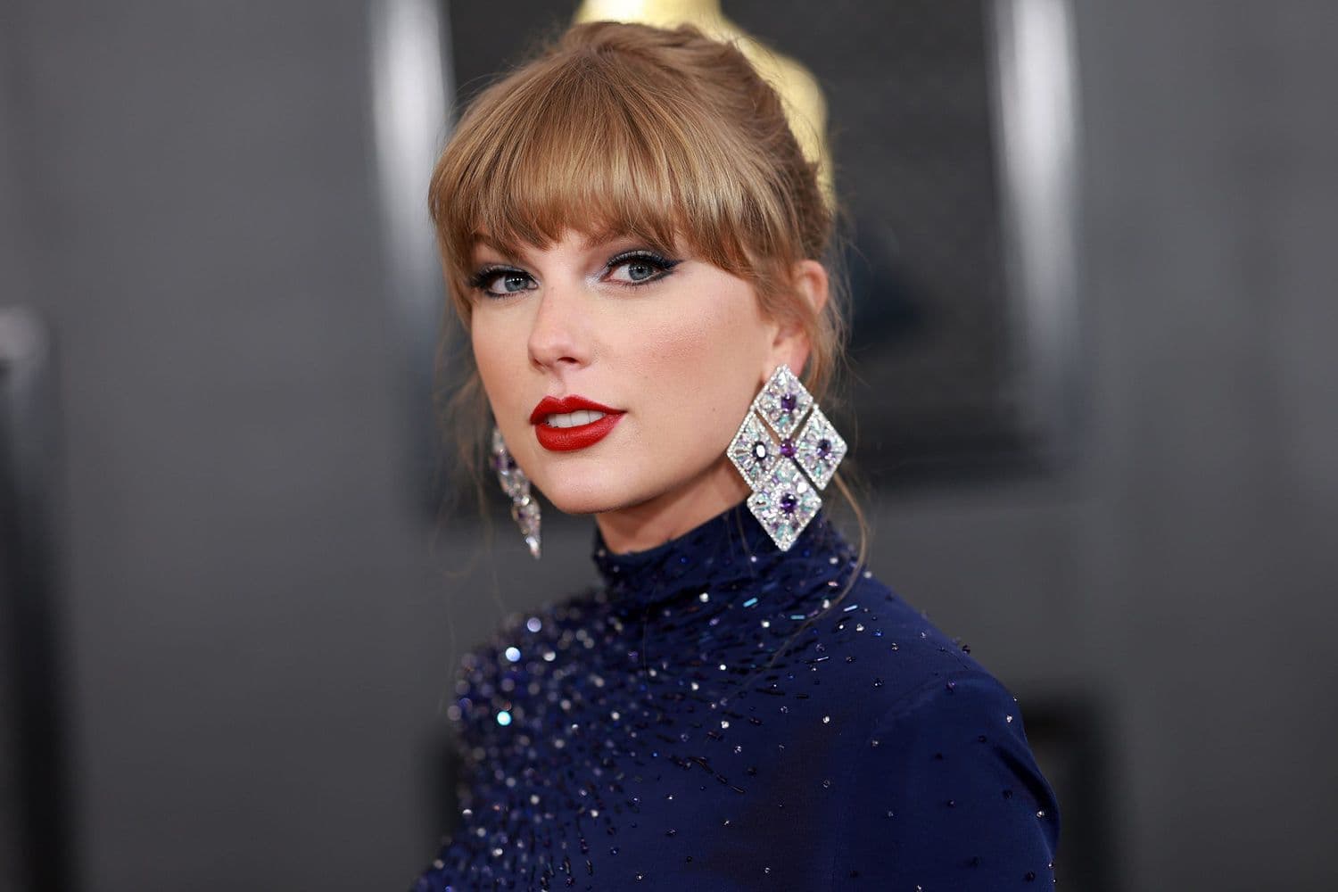 Novo álbum da Taylor Swift atrai críticas de líderes cristãos que dizem que ela zomba de Deus