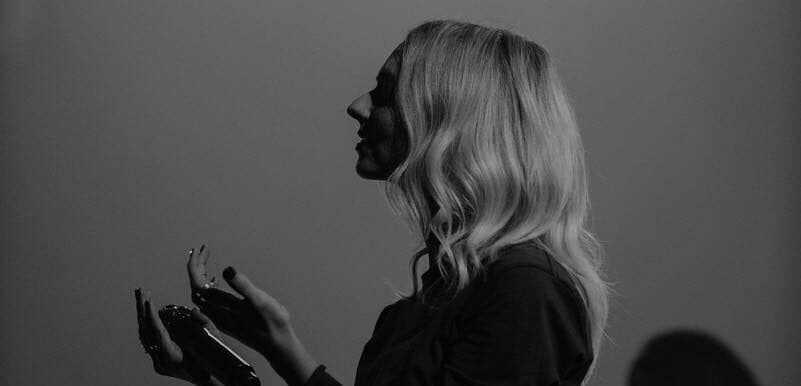 "Jesus é o único preenchimento real": Tiffany Hudson alerta sobre os perigos da fama e a busca por influência sem intimidade espiritual