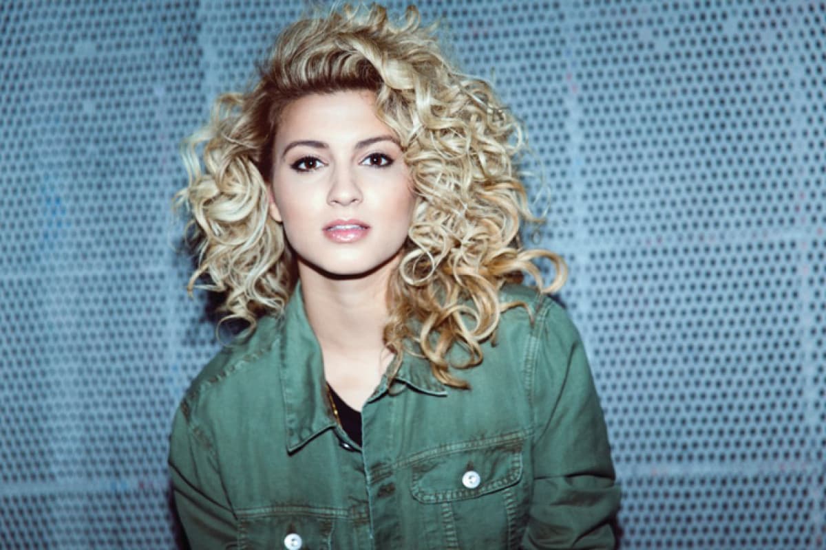 Tori Kelly anuncia gravidez do primeiro filho com o marido André Murillo
