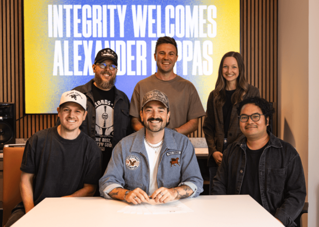 Alexander Pappas assina com a Integrity Music e anuncia nova fase da carreira