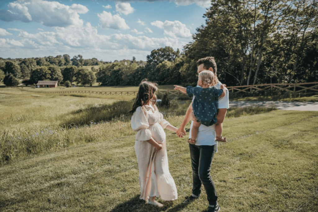 Guitarrista do SKILLET, Seth Morrison, e sua esposa Hilary anunciam gravidez