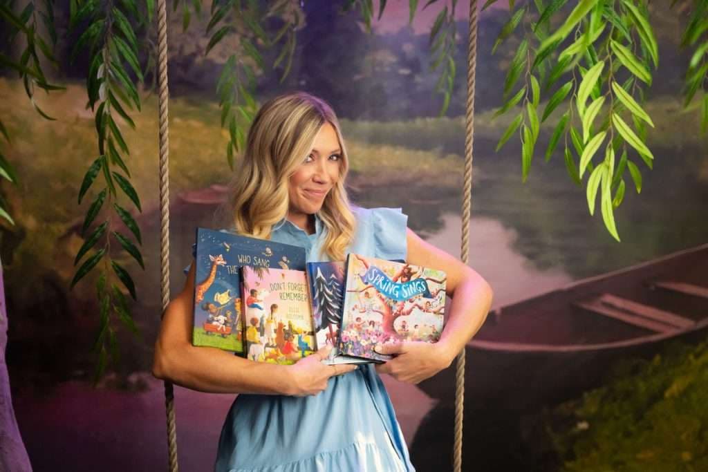 Autora e compositora premiada Ellie Holcomb lançará seu quarto livro infantil, Spring Sings, em fevereiro