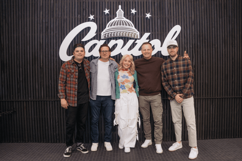 Capitol CMG Assina com a Nova Artista Claire Leslie e Estreia Nova Música Hoje