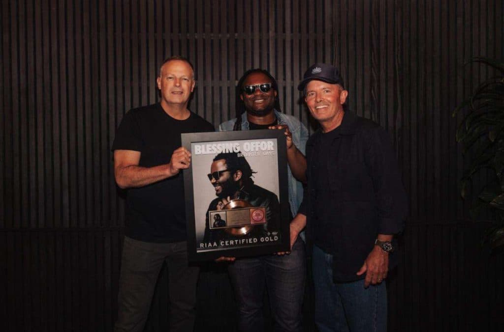 “Brighter Days” rende a Blessing Offor seu primeiro Disco de Ouro