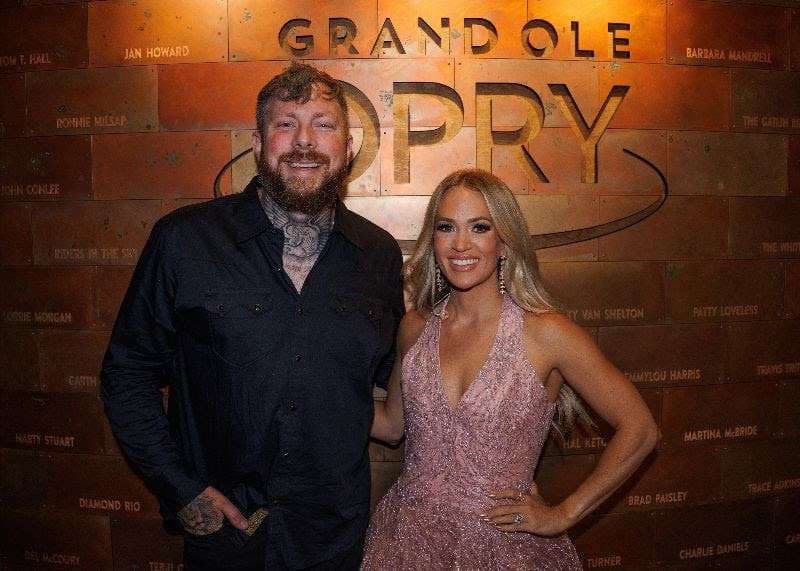 Cantor e compositor cristão Ben Fuller surpreende público do Opry ao dividir palco com Carrie Underwood em primeira apresentação ao vivo de dueto