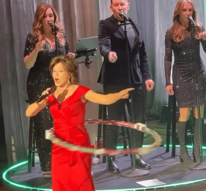 Em turnê de Natal, Amy Grant surpreende público ao mostrar habilidade com bambolê ao lado de Michael W. Smith e CeCe Winans