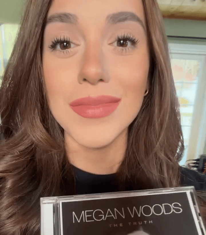 Megan Woods lança versão física de seu EP de estreia e celebra conquista com fãs