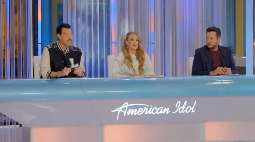 Carrie Underwood se emociona no 'American Idol' com canção sobre fé e depressão pós-parto