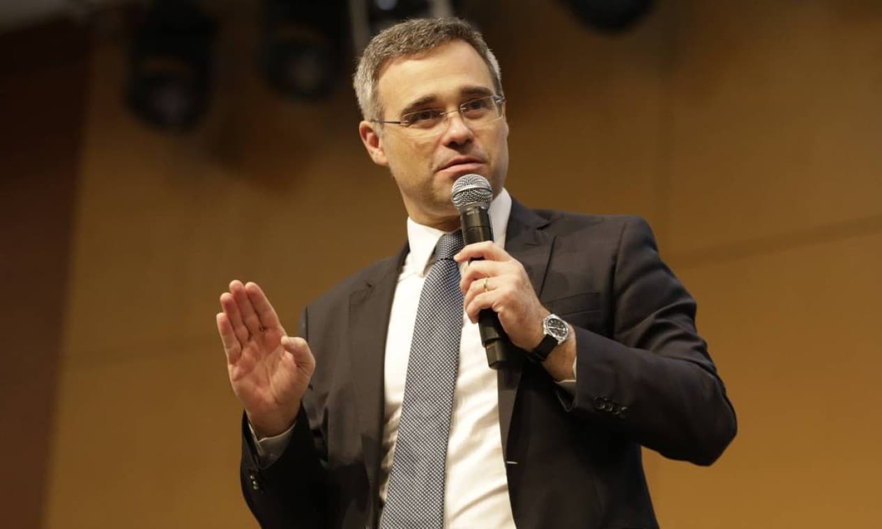"É tempo de avivamento na Igreja", diz ministro André Mendonça em reflexão sobre o futuro do cristianismo