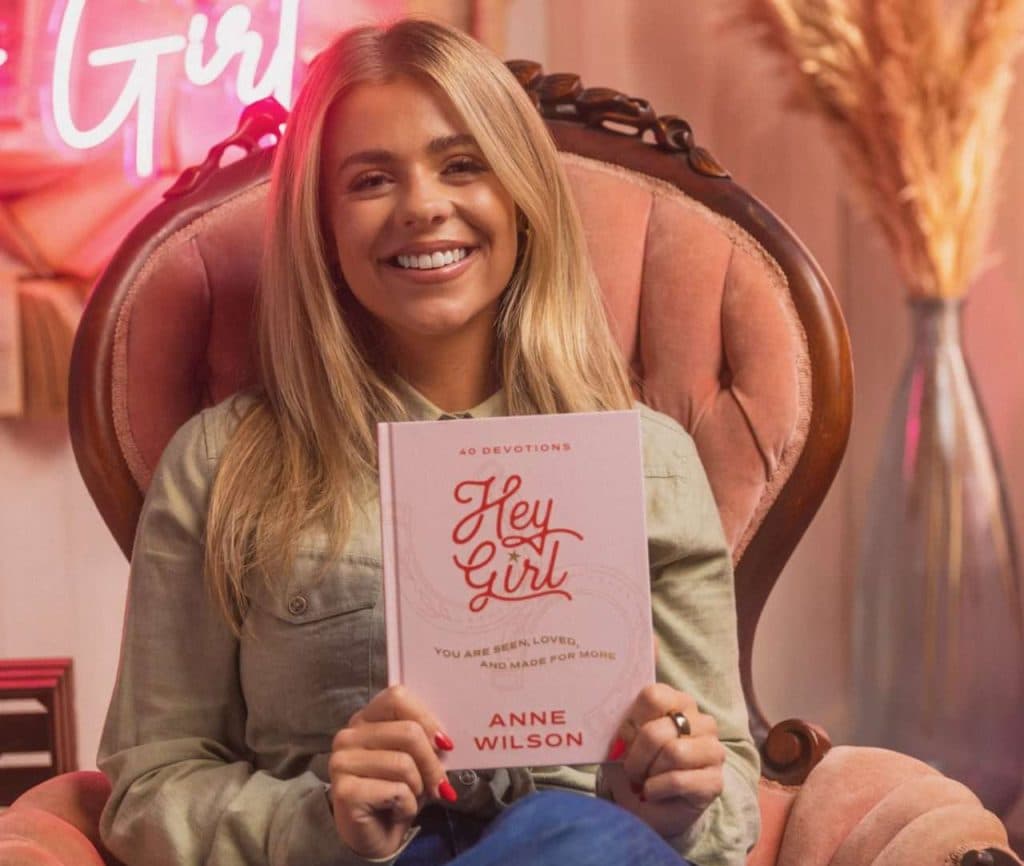 Anne Wilson amplia sua mensagem de fé e esperança com seu primeiro devocional “Hey Girl”