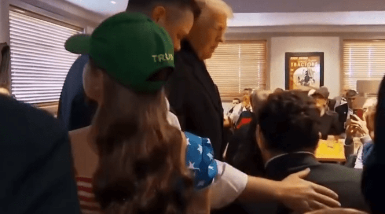 Vídeo de oração espontânea para Donald Trump em restaurante viraliza nas redes