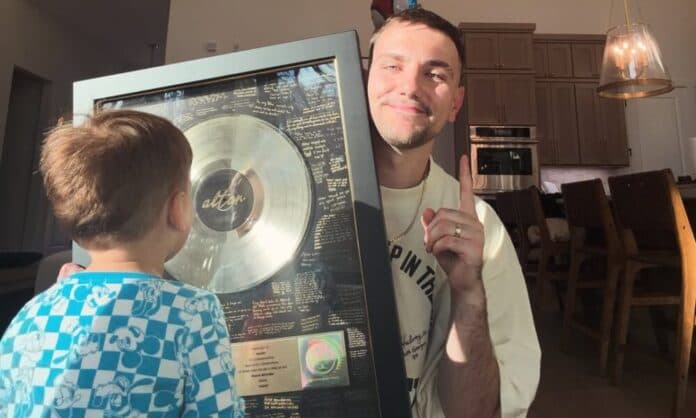 Hulvey alcança seu primeiro Disco de Ouro com hit viral em parceria com Forrest Frank