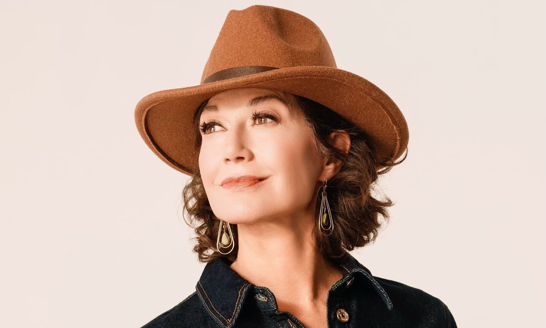 Amy Grant revela luta com passagens da Bíblia e admite: ‘Tenho uma relação de amor e ódio’