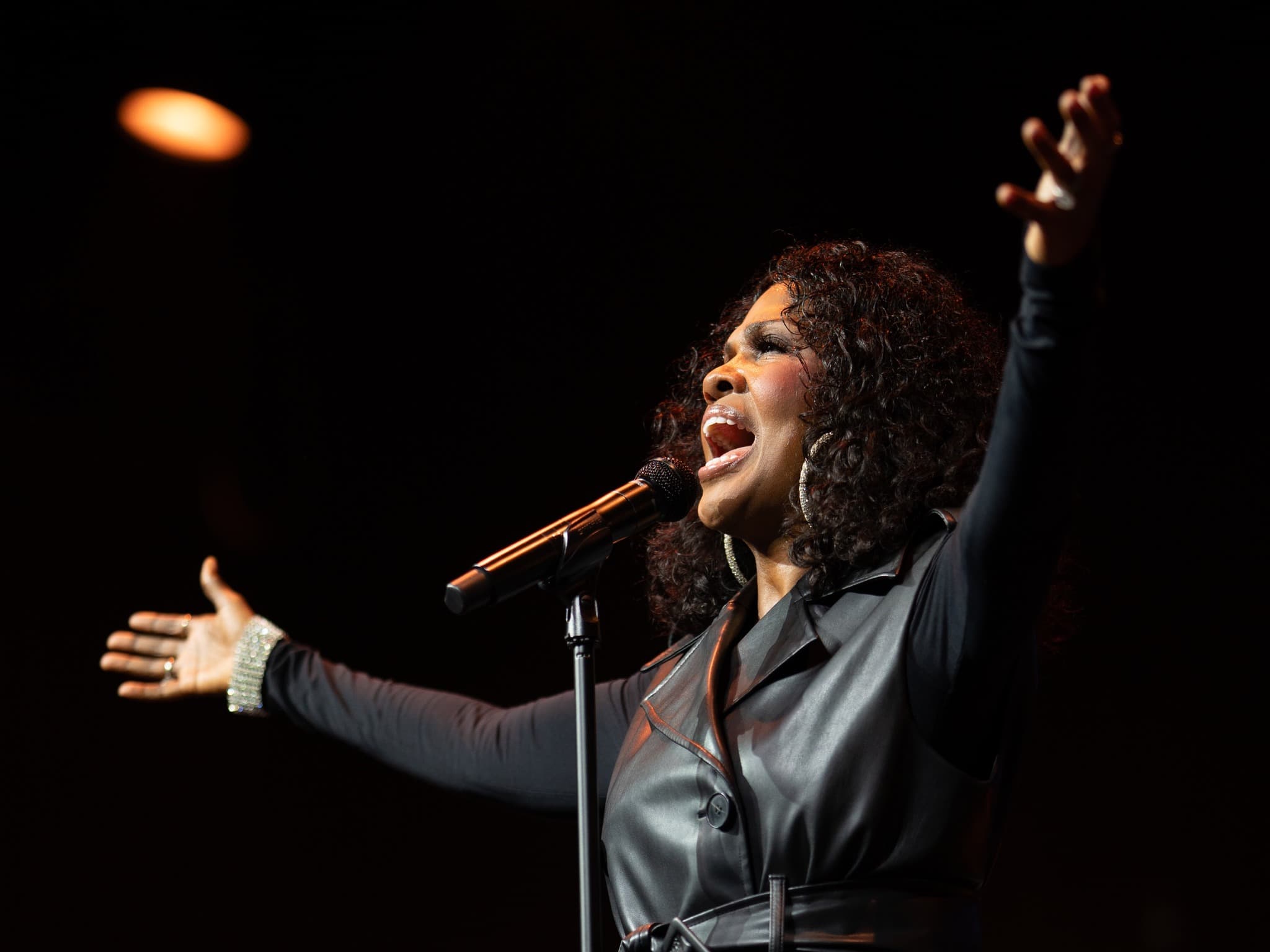 CeCe Winans domina as paradas de bilheteria com nova turnê completamente esgotada