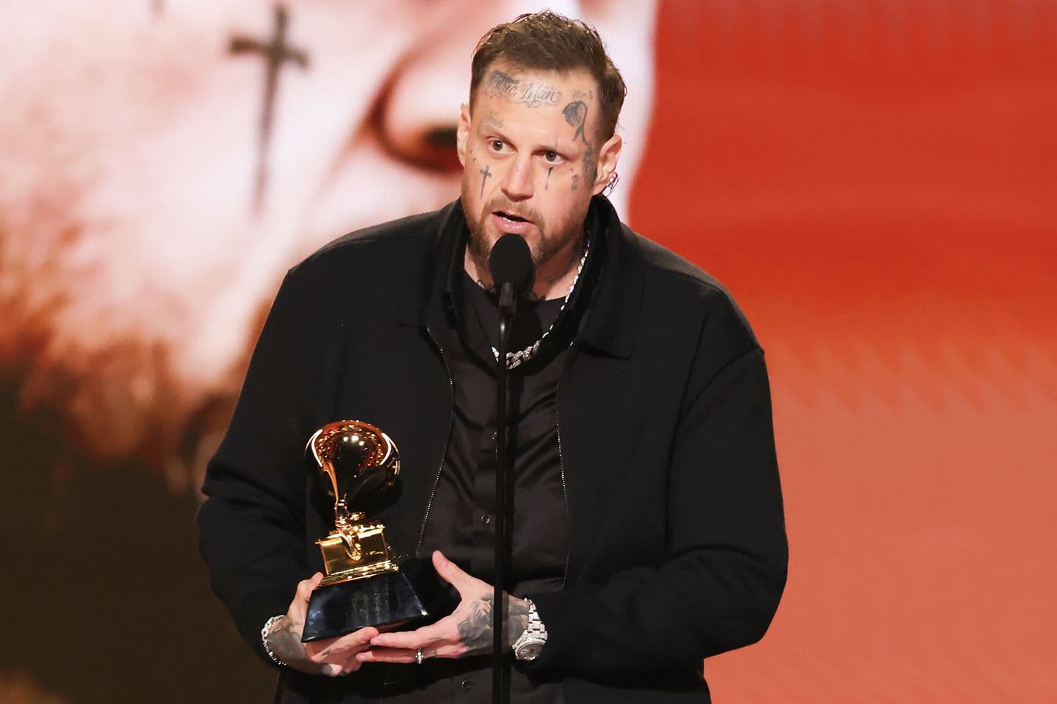No Grammy 2026, Jelly Roll emociona público com testemunho de fé e superação