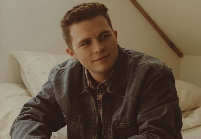 Após turnê esgotada nos EUA, Josiah Queen lança “Two Wooden Beams”, canção sobre amor e sacrifício
