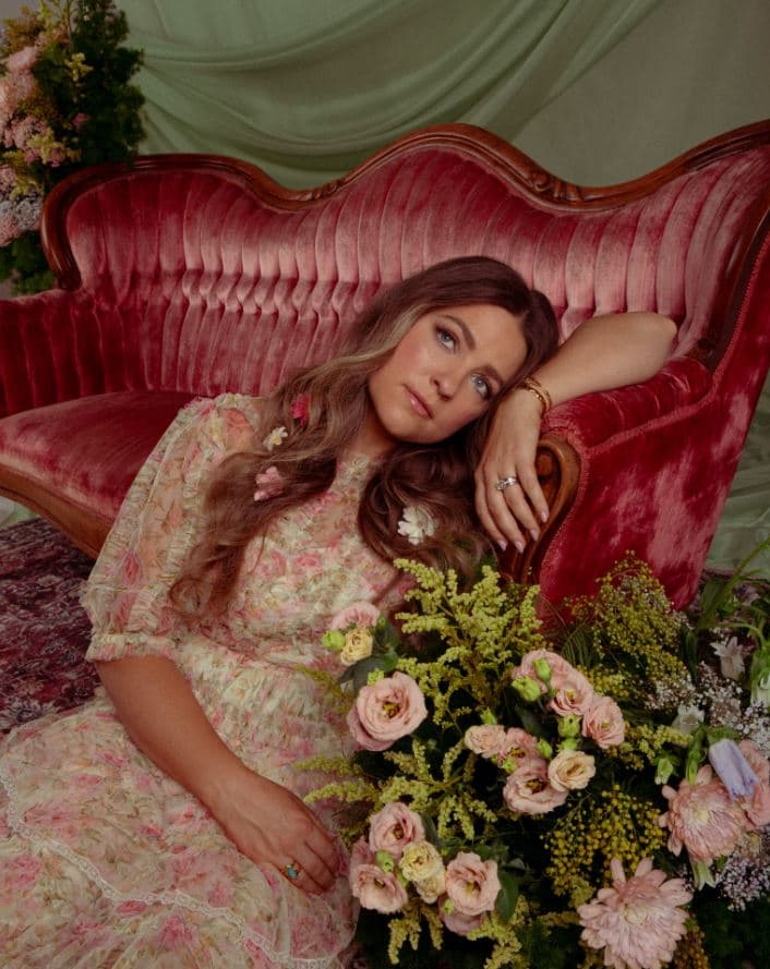 "Coloquei todo o meu valor na música": Leanna Crawford relata como crise de identidade e transformação espiritual moldaram novo álbum