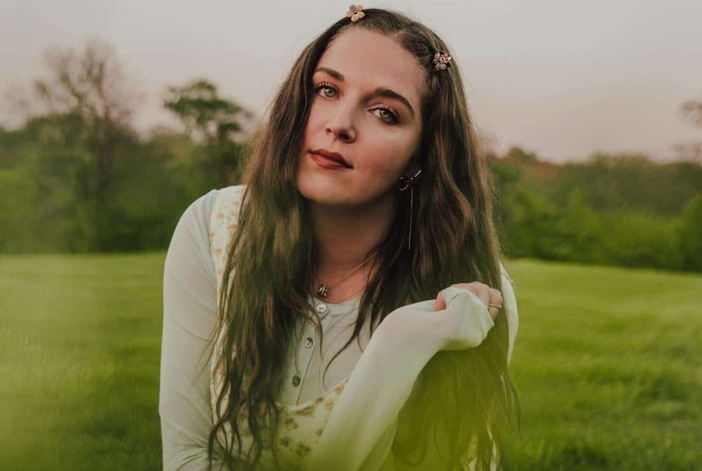 Rachael Nemiroff lança “Pray”, música sobre amor, despedida e superação