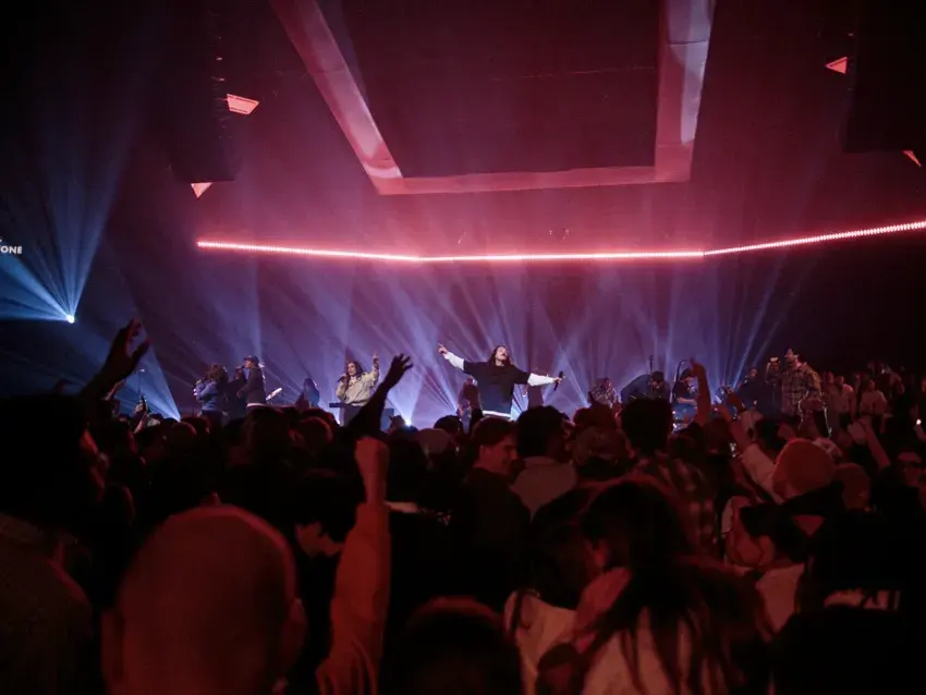 Jad Gillies, do Hillsong Worship, reflete sobre queda da igreja e graça de Deus em novo lançamento