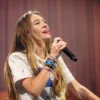 Lauren Daigle: Conheça a trajetória de fé e os recordes da voz que uniu o gospel ao pop
