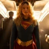 Atriz de Supergirl gera polêmica ao ironizar pais cristãos antes da estreia do filme