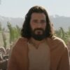 Bear Grylls revela que Jonathan Roumie carrega ‘peso do mundo’ por interpretar Jesus em ‘The Chosen’