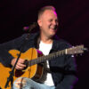 Matthew West reflete sobre sua jornada pessoal, momentos de fé e os desafios do início de carreira em novo single