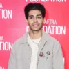 Mena Massoud detalha desafio de interpretar Daniel em novo filme bíblico: “Treinei a vida toda para isso”